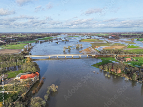 Luftbild vom Hochwasser der Weser mit der Weserbrücke in Petershagen, Nordrhein-Westfalen, Deutschland