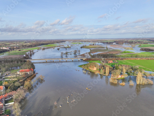 Luftbild vom Hochwasser der Weser mit der Weserbrücke in Petershagen, Nordrhein-Westfalen, Deutschland © KrischiMeier