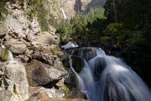 Fotografía de una cascada del Pirineo en verano.