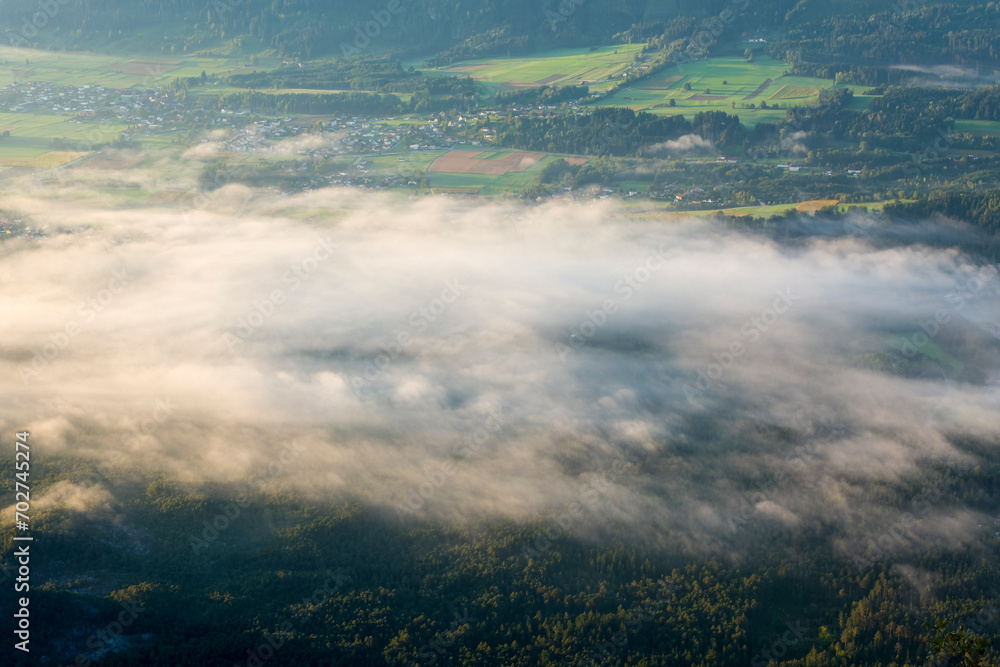 Blick vom Dobratsch in Kärnten in Österreich am Morgen im Herbst	

