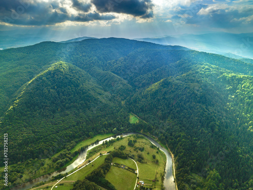 Fototapeta Naklejka Na Ścianę i Meble -  Lot nad Majdanem w Muszynie wczesną jesienią. Krajobrazy jesienne.