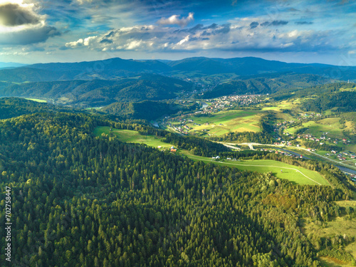 Fototapeta Naklejka Na Ścianę i Meble -  Lot nad Majdanem w Muszynie wczesną jesienią. Krajobrazy jesienne.