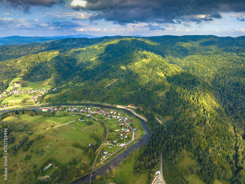 Fototapeta Naklejka Na Ścianę i Meble -  Lot nad Majdanem w Muszynie wczesną jesienią. Krajobrazy jesienne.