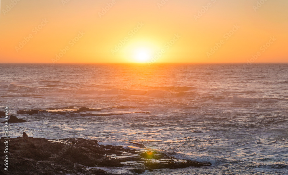 Obraz premium Beautiful sunset in the Pacific Ocean with soft warm light and good summer vibes