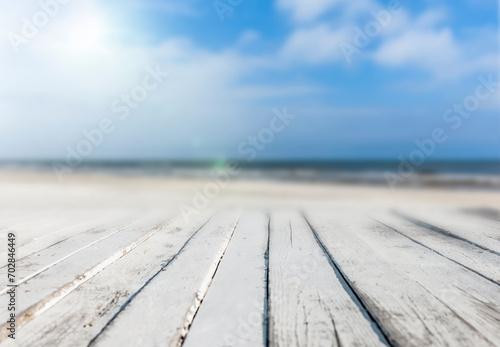 Weisse Holzveranda  an einem Sandstrand