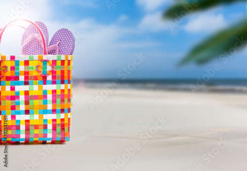 Badetasche mit Flipflops an einem Strand