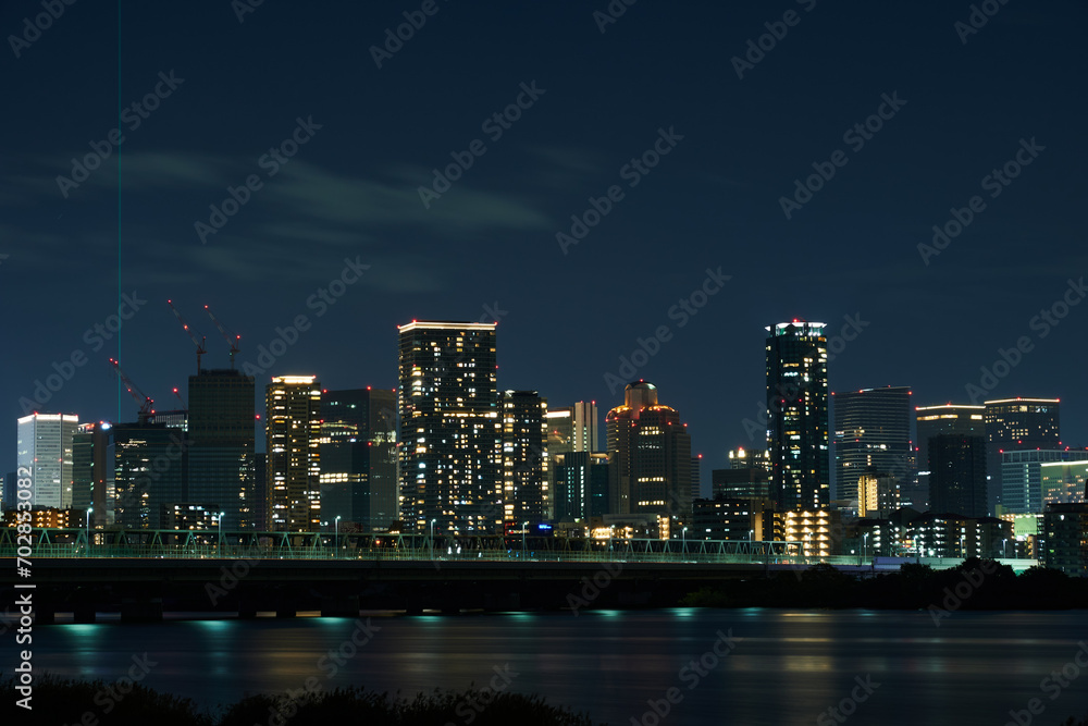 川越しに見える大阪の夜景