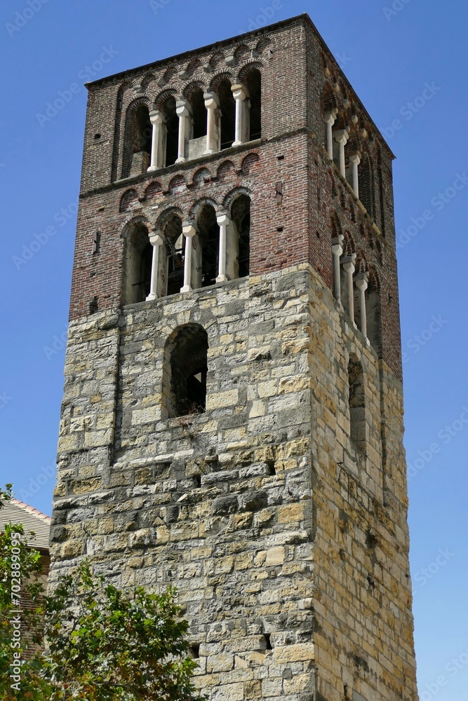 Le clocher de l’église abbatiale Saint-Etienne de Gênes