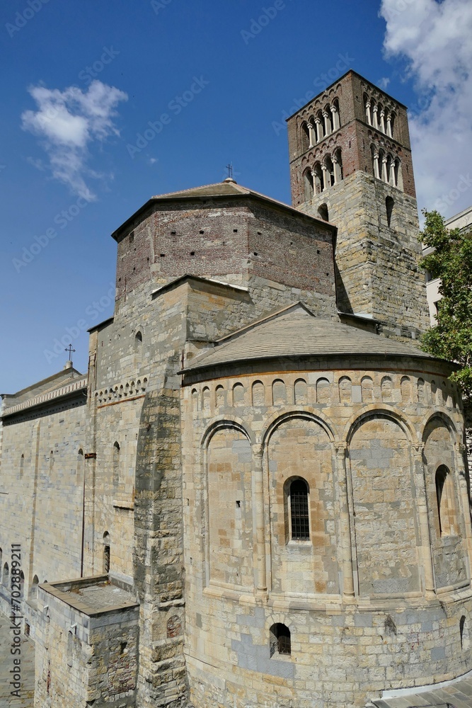 L’abside et le clocher de l’église abbatiale Saint-Etienne de Gênes