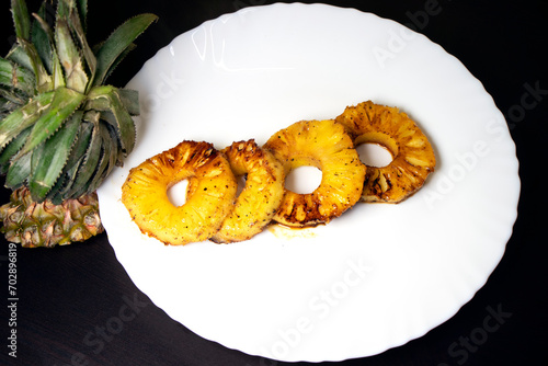 Φωτογραφία caramelized pineapple rings placed on a plate