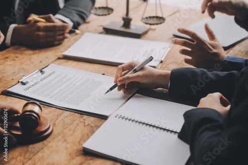 Foto Good service cooperation, Consultation of Businesswoman and Male lawyer or judge counselor having team meeting with client, Law and Legal services concept