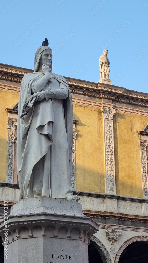Italy, verona, Sculpture of Dante Alighieri. Piazza Dante, Piazza dei Signori