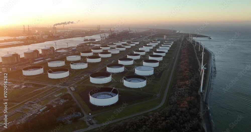 Vidéo Stock LNG terminal, natural gas, energy storage and ...