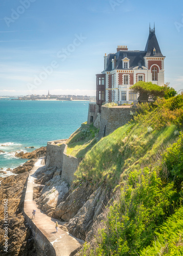 Paysage d'été, villa à Dinard en Bretagne , la villa des roches brunes en vue verticale avec saint malo en second plan photo