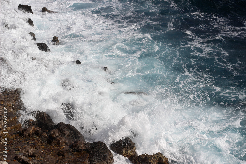 Obraz premium Wave splash on the cliff 