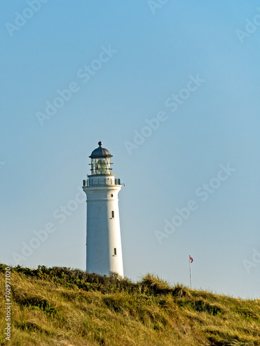 Über die Dünen der dänischen Nordseeküste ragt der Leuchtturm von Hirtshals 