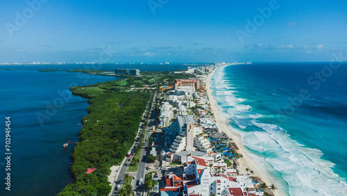 Visão aérea da região costeira de Cancun no México photo