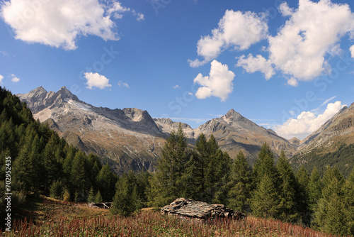Wildromantische Berglandschaft in den Bernina-Alpen; Alpe Pirola im Valmalenco mit Cima di Rosso, Cima di Vazzeda und Monte del Forno