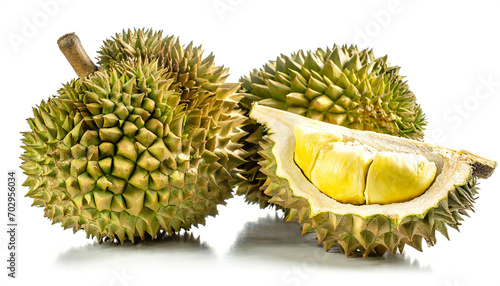 Durians ganz und aufgeschnitten isoliert auf weißen Hintergrund, Freisteller 