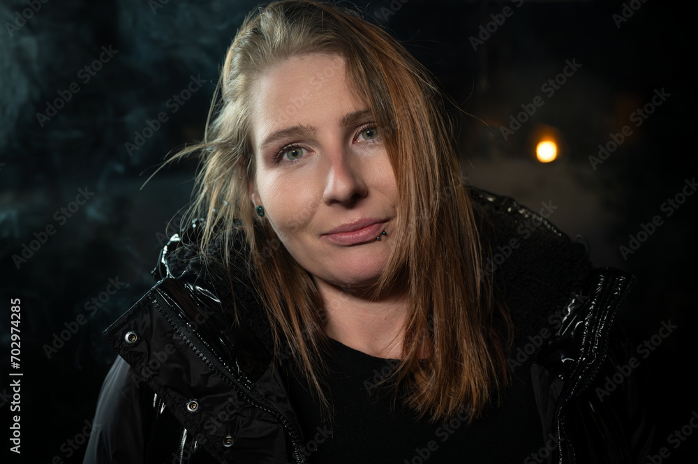 Outdoorportrait einer schmunzelnden Frau Outdoorportrait einer schmunzelnden Frau