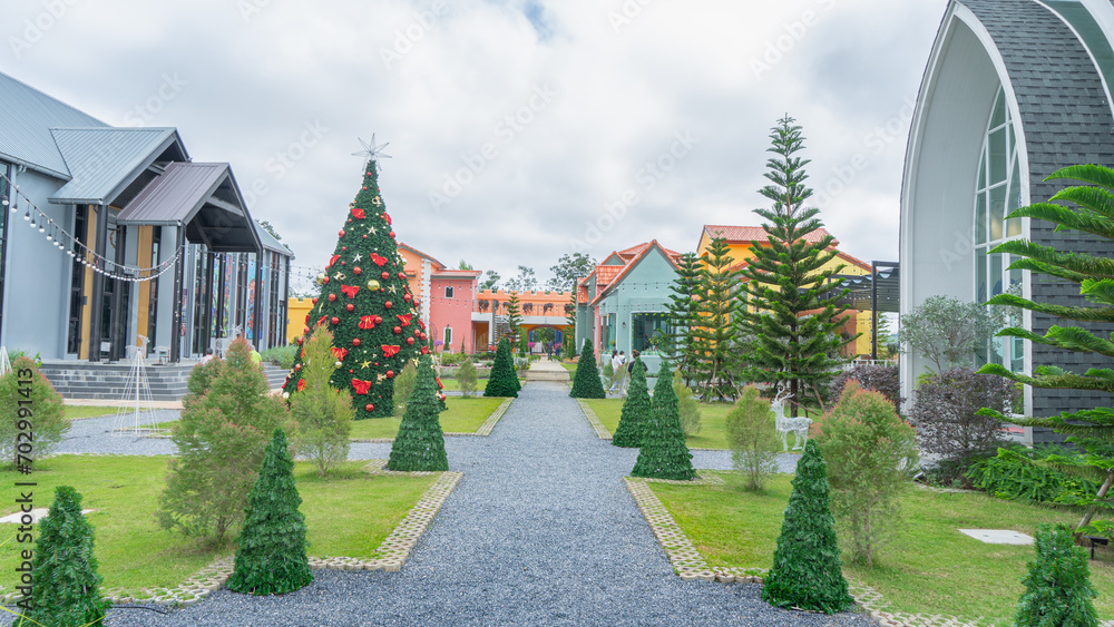 Picture of vacation home Decorated in modern style In a Christmas theme to welcome winter. There are many beautifully decorated pine trees.