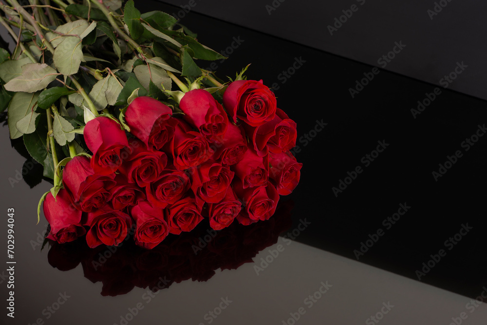Long Red Roses Line An elegant gift bouquet of long red roses of the Freedom variety with ...