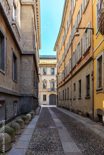 Narrow alley in the Brera district of Milan © Yingko