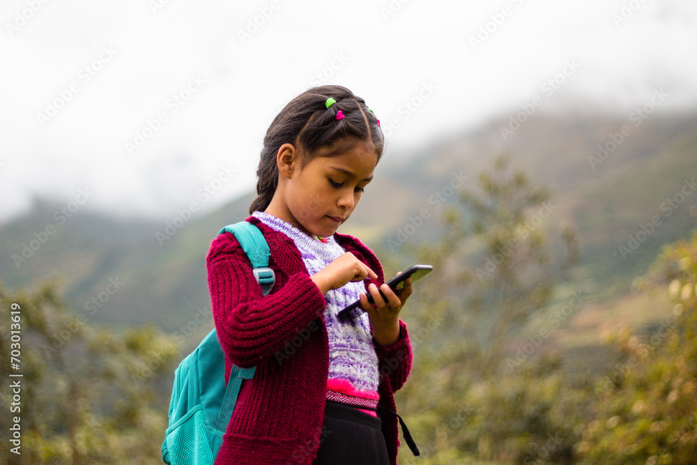 Una niña campesina con mochila conectada con celular en la mano, estilo de vida rural, Niña bonita comunicándose con celular , niña inteligente se comunica con entusiasmo en conferencia en línea con Una niña campesina con mochila conectada con celular en la mano, estilo de vida rural, Niña bonita comunicándose con celular , niña inteligente se comunica con entusiasmo en conferencia en línea con