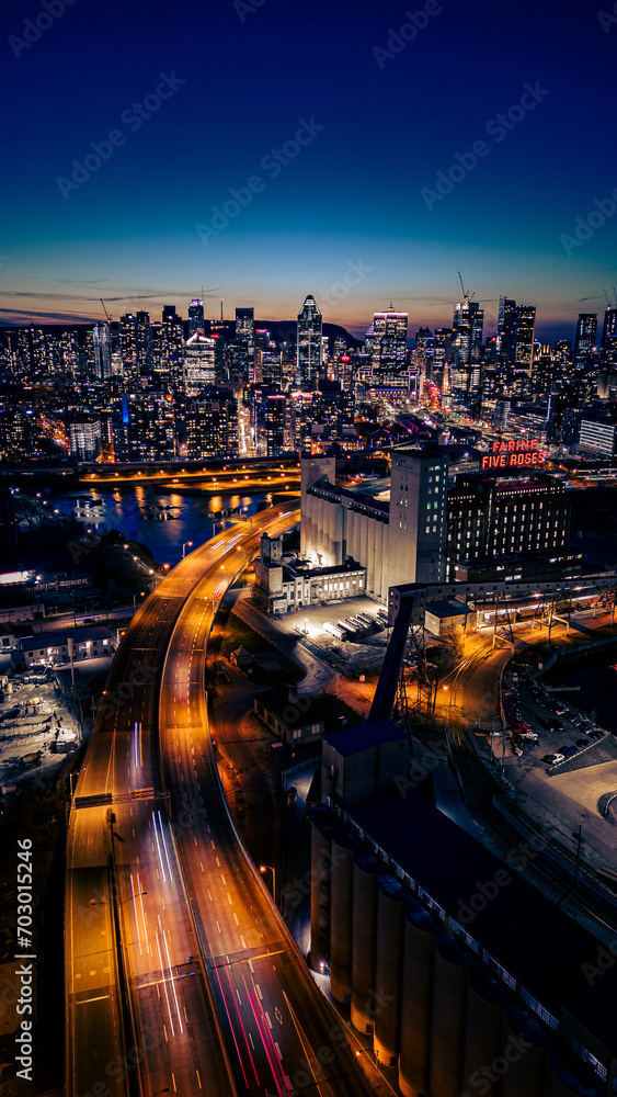 Obraz premium traffic at night montreal 