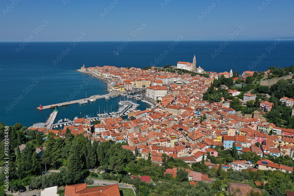 Fototapeta premium Piran Hafenstadt in Slowenien am Mittelmeer. Luftaufnahme.