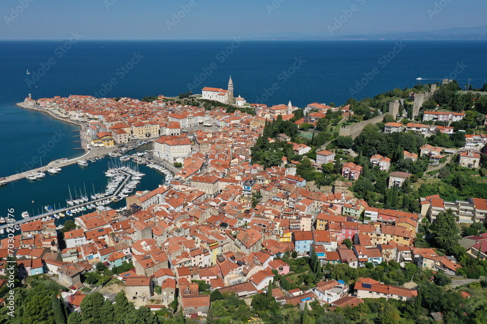 Fototapeta premium Piran Hafenstadt in Slowenien am Mittelmeer. Luftaufnahme.