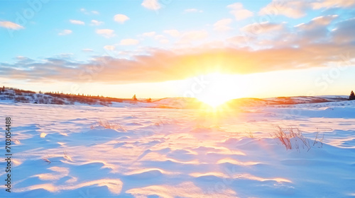 冬の背景、太陽と地平線まで続く雪景色