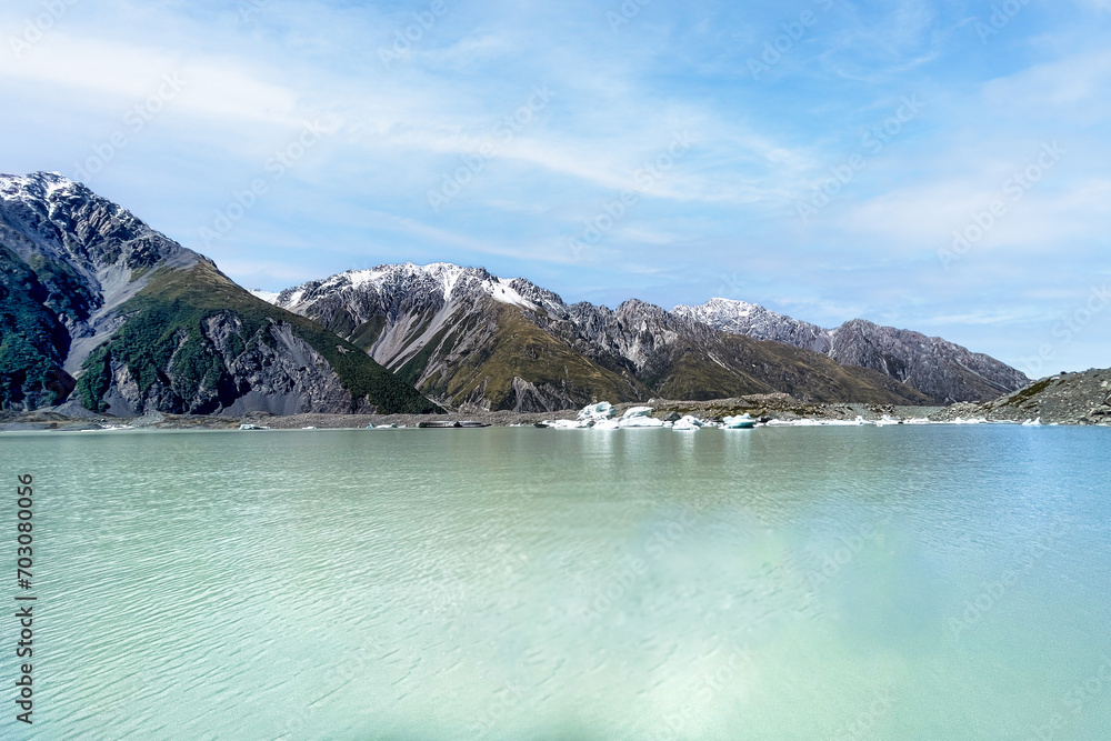 Obraz premium Taman lake and its icebergs in the Tasman valley in Mt Cook National park