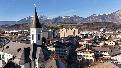 Stadt Wörgl mit Kirche in einer Luftaufnahme