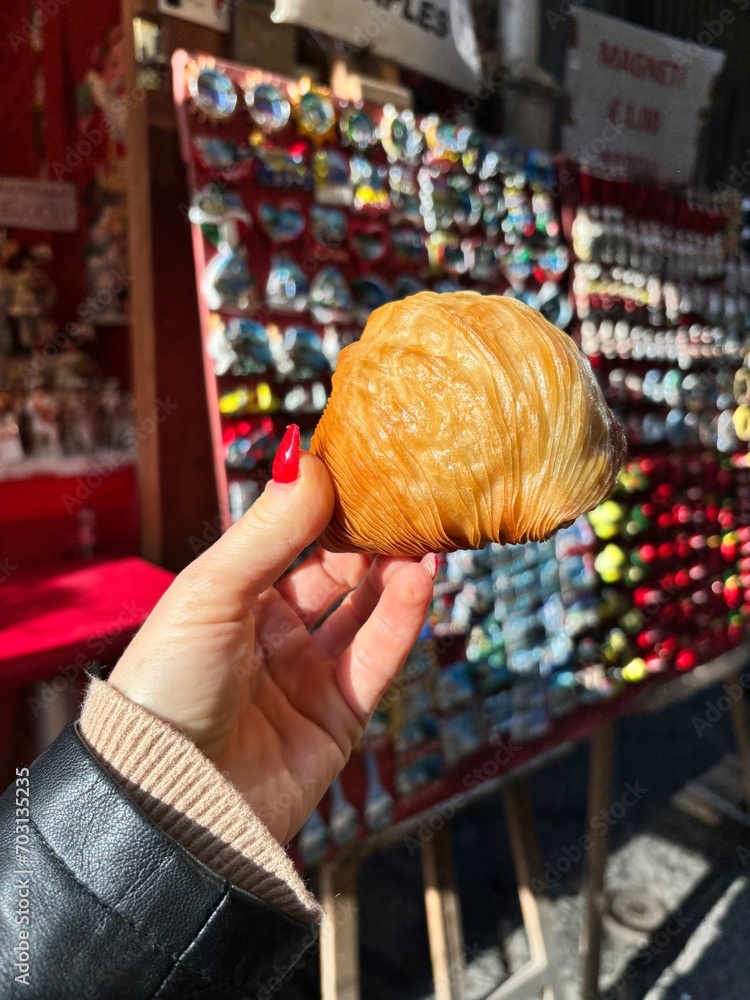 Fototapeta premium fotografia di una sfogliatella napoletana a san gregorio armeno
