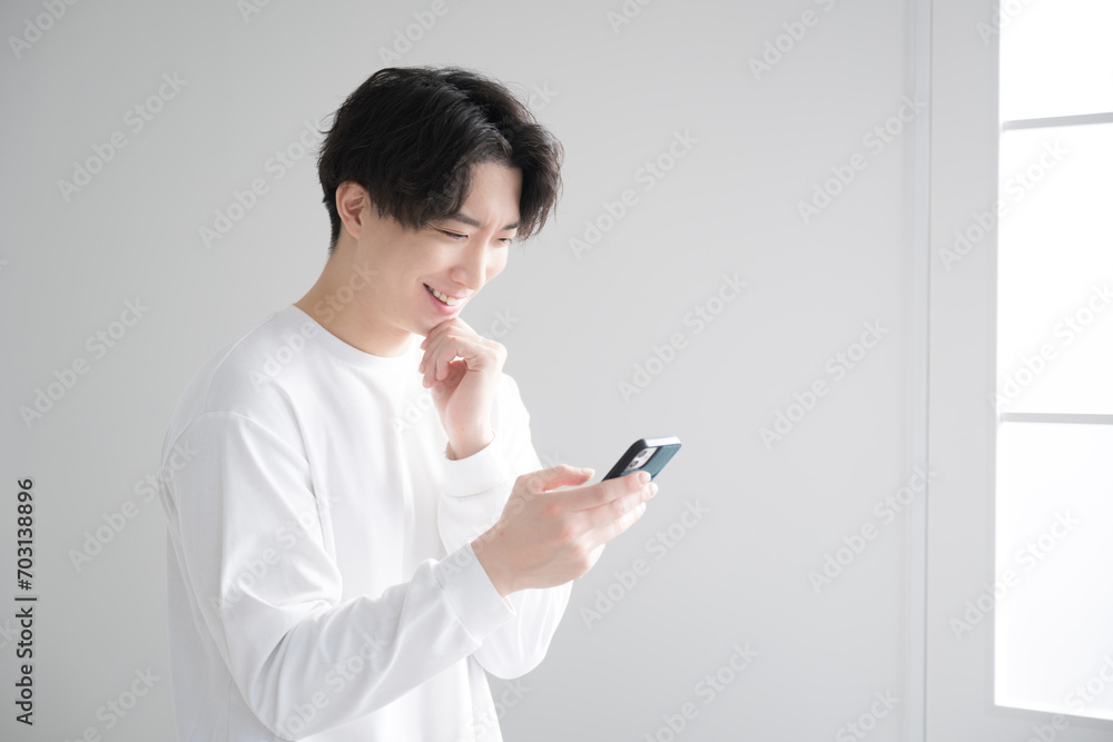 スマホを見るハンサムな男性の横顔クローズアップ スマホを見るハンサムな男性の横顔クローズアップ