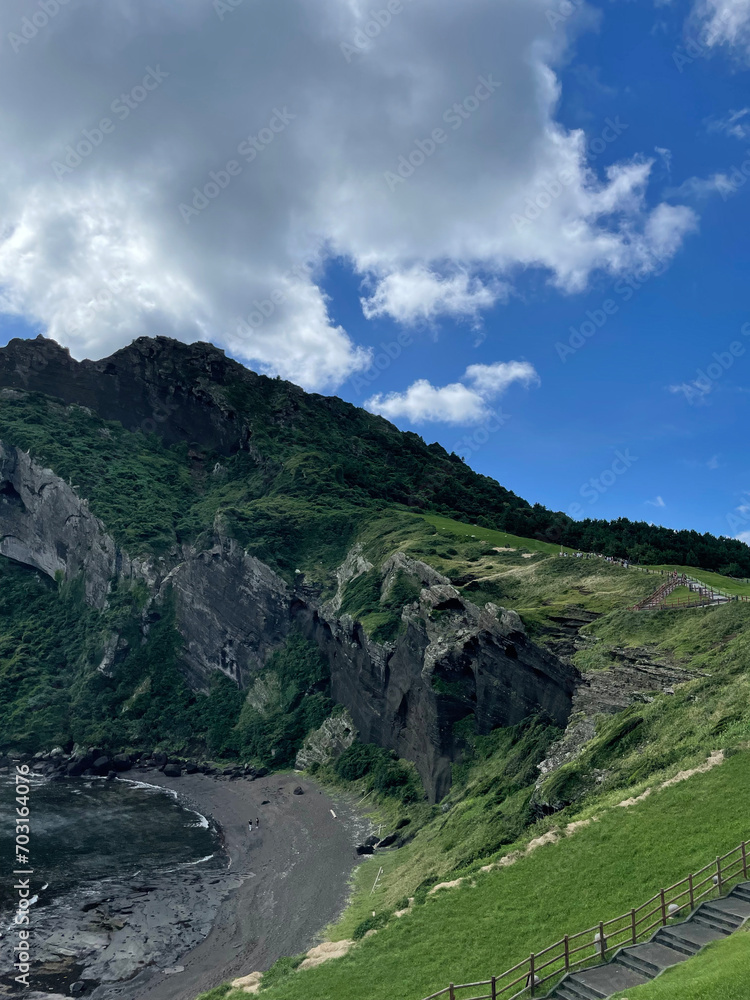 Obraz premium Blue skies, cliffs, grass on rocks