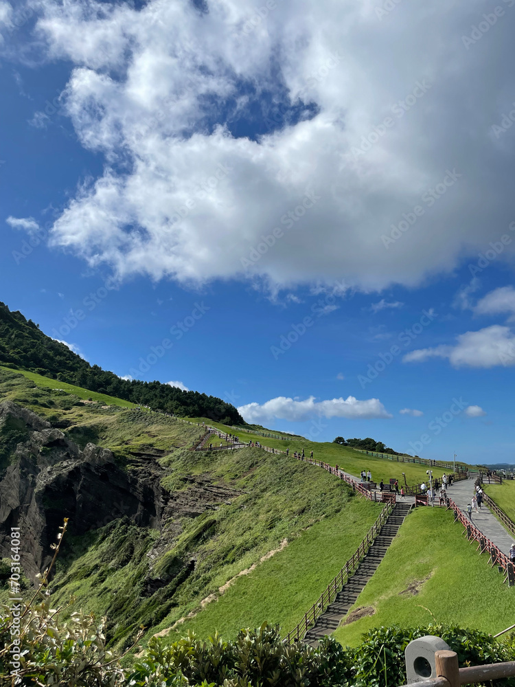 Fototapeta premium Blue skies, cliffs, grass on rocks