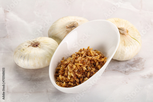 Dried roasted onion flakes for culinary