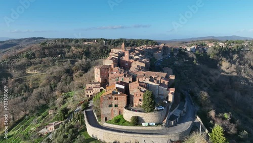 Il borgo medievale di Monteleone d'Orvieto in Umbria, Terni, Italia.
Vista panoramica dell'antico borgo, meta turistica di stranieri e villeggianti. photo