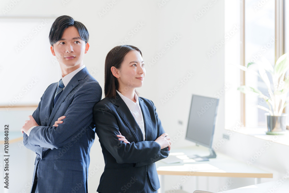 笑顔の新人ビジネスパーソン