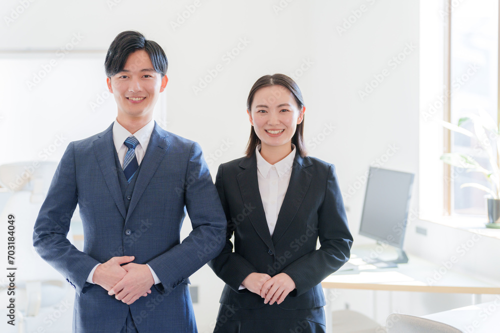 笑顔の新人ビジネスパーソン 笑顔の新人ビジネスパーソン