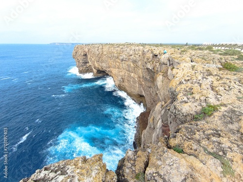 Acantilado con mar azul