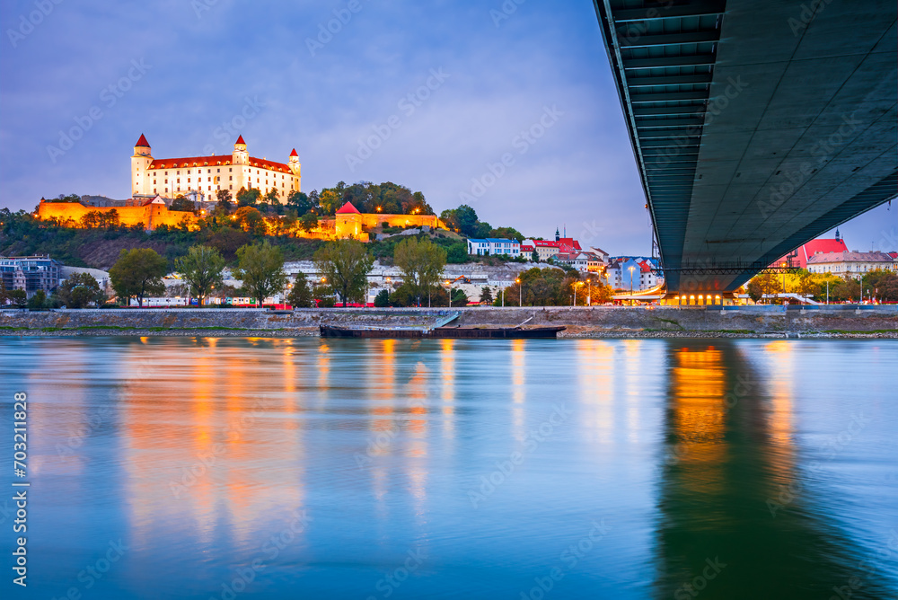 Obraz na płótnie Bratislava, Slovakia. Bratislava Castle and old town over Danube River. w salonie