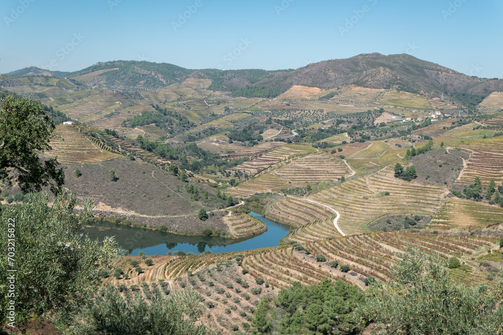 Entre montanhas e algumas vinhas, o rio Tua num dia de outono em Trás os Montes, Portugal