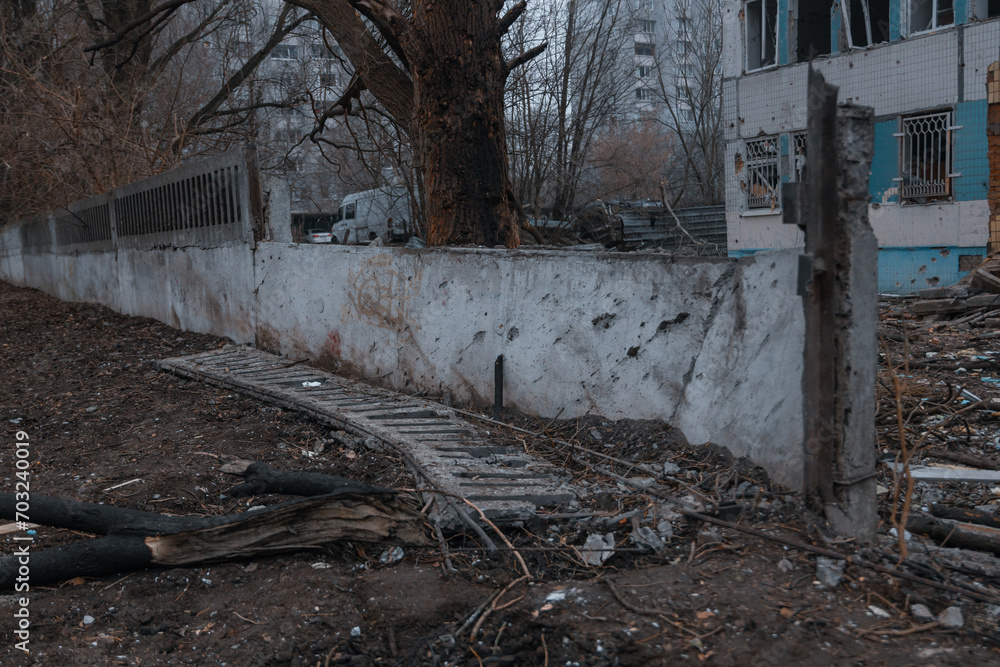 Obraz premium Destruction of a maternity hospital after being hit by a ballistic missile during the war in Ukraine and Russia. War. Medical institution. Direct hit to the building