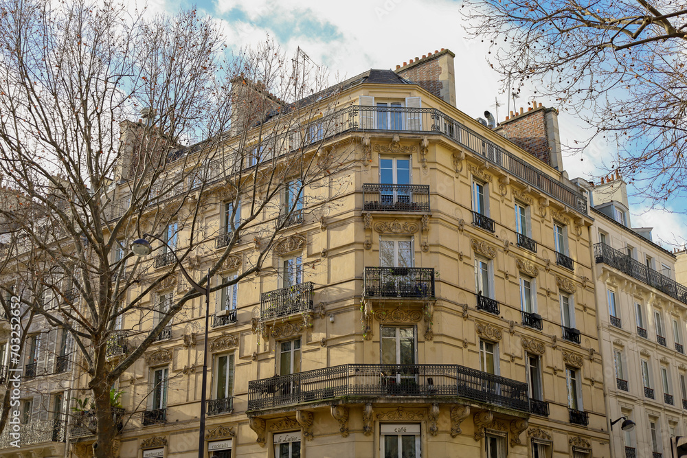 Fototapeta premium typical parisians building facade , haussmannian style , 2nd arrondissement