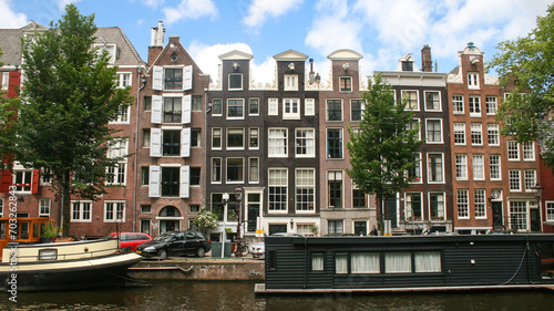 façades de maisons flamandes typiques en briques le long d'un canal à Amsterdam aux Pays Bas