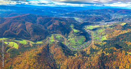 Fototapeta Naklejka Na Ścianę i Meble -  Lot nad Górami Leluchowskimi jesienią. Widok na Dolinę Popradu w okolicach Leluchowa.