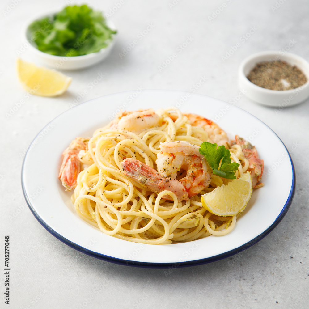 Spaghetti with shrimps and lemon
